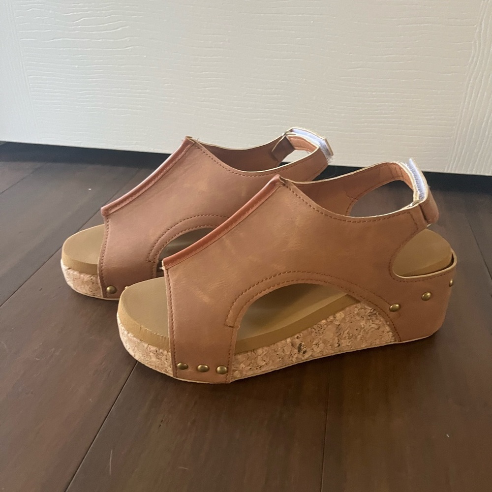 Women’s sandals size 7. Brand new never worn!